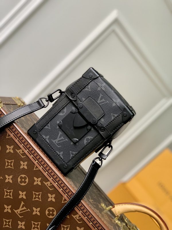 Vertical Trunk Wearable Wallet M82077