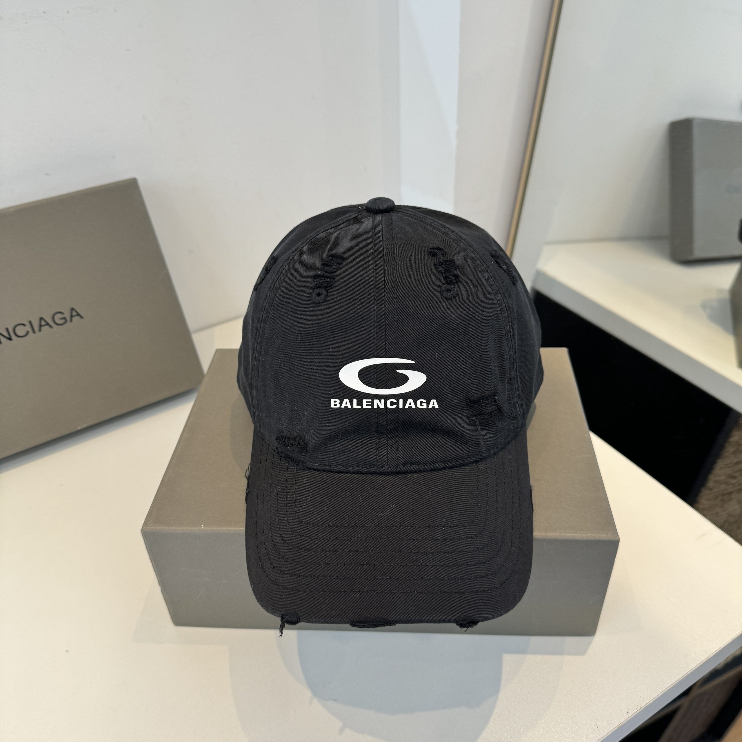 Balenciaga's New Baseball Cap - Image 8