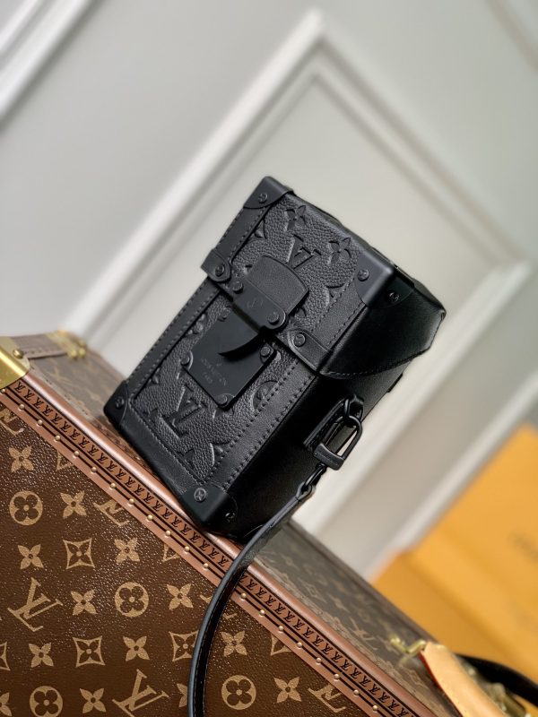 Vertical Trunk Wearable Wallet M82070