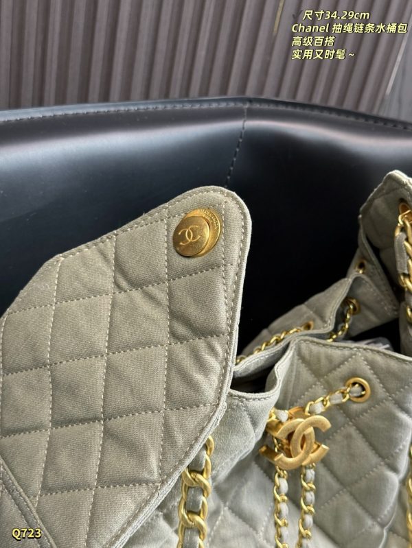 Chanel 25 Hobo Handbag