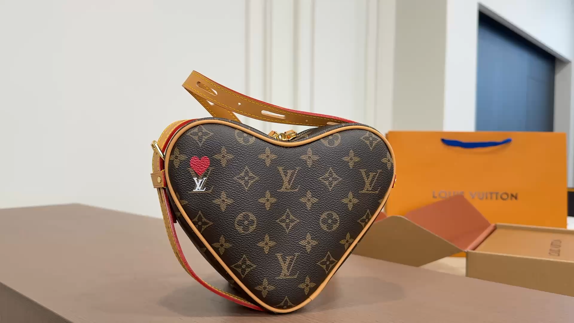 Lv Heart-Shaped Bag Valentine's Day Limited Edition - Image 2