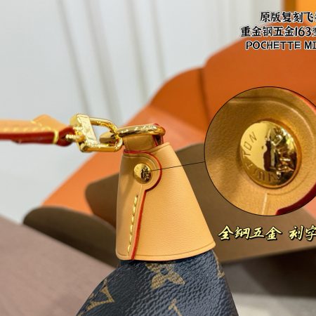 LV Underarm Lunch Bag - Image 4