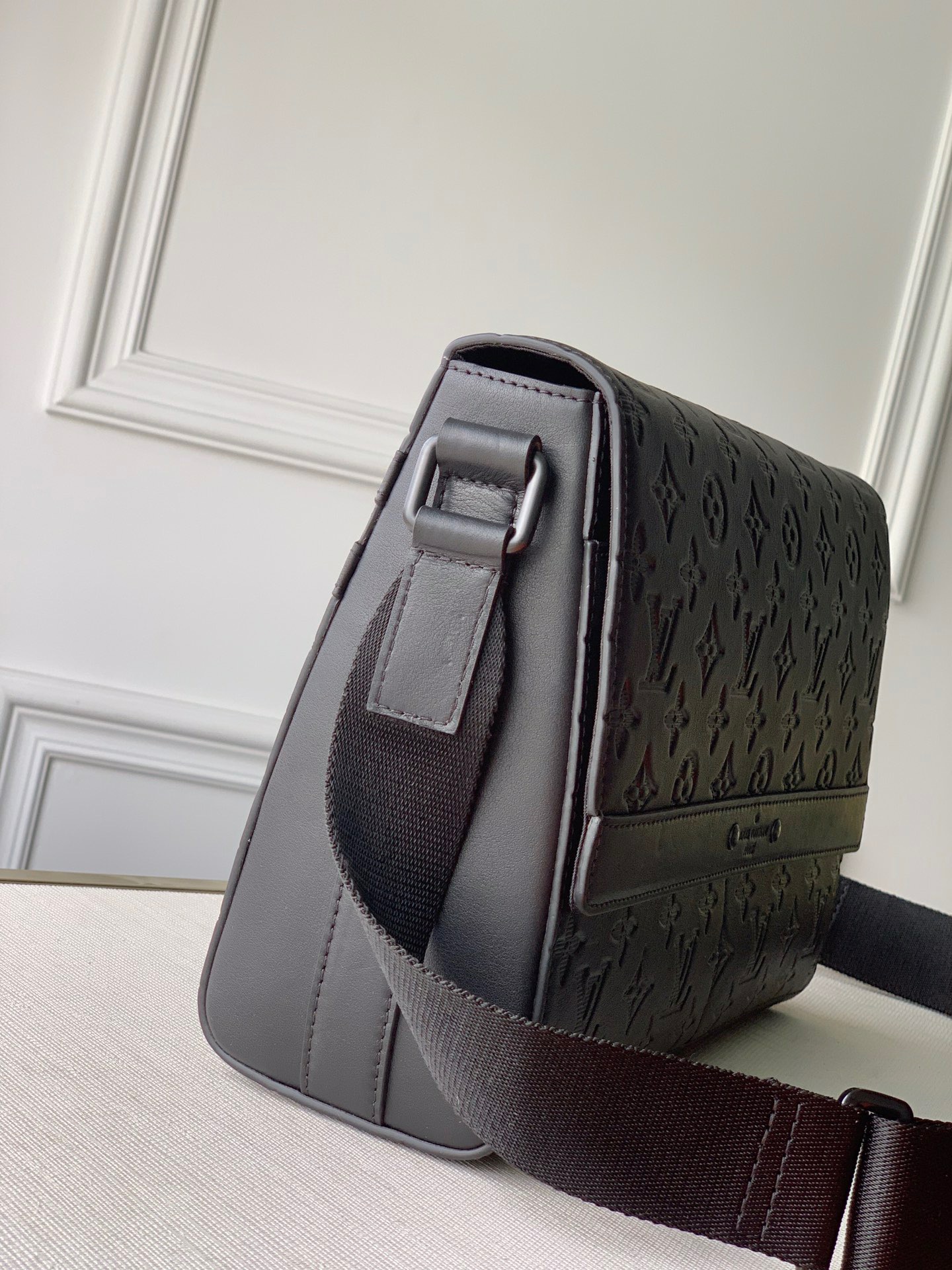 LV Sprinter Mens Shoulder Bag - Image 3