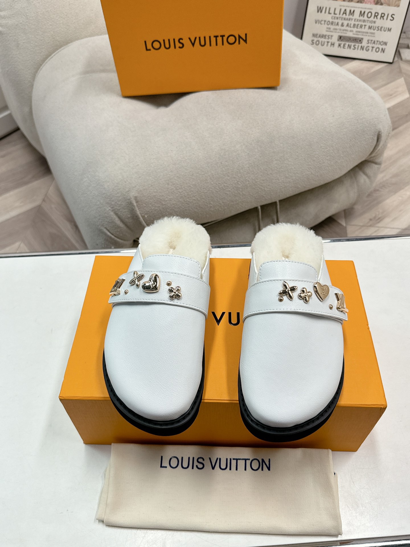 LV Cosy Flat Comfort Clog - Image 3