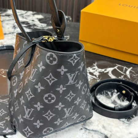 LV AII IN BB25ss Bucket Bag - Image 7
