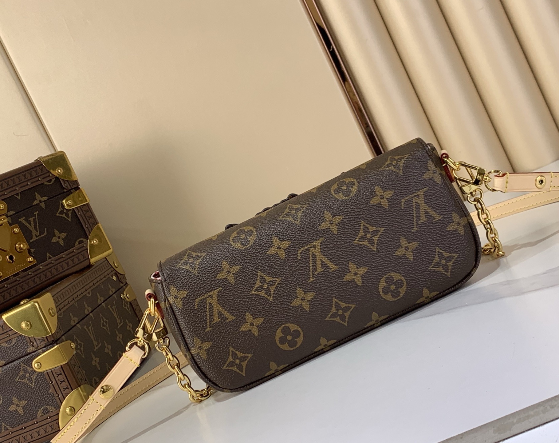 LV Wallet On Chain Ivy Monogram Canvas - Image 3