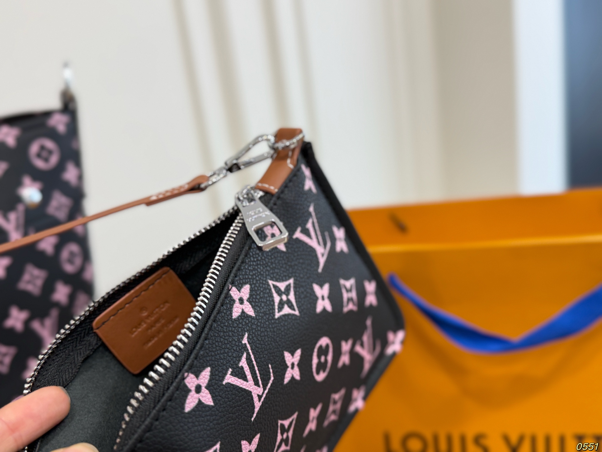 LV's New Tote Bag - Image 7