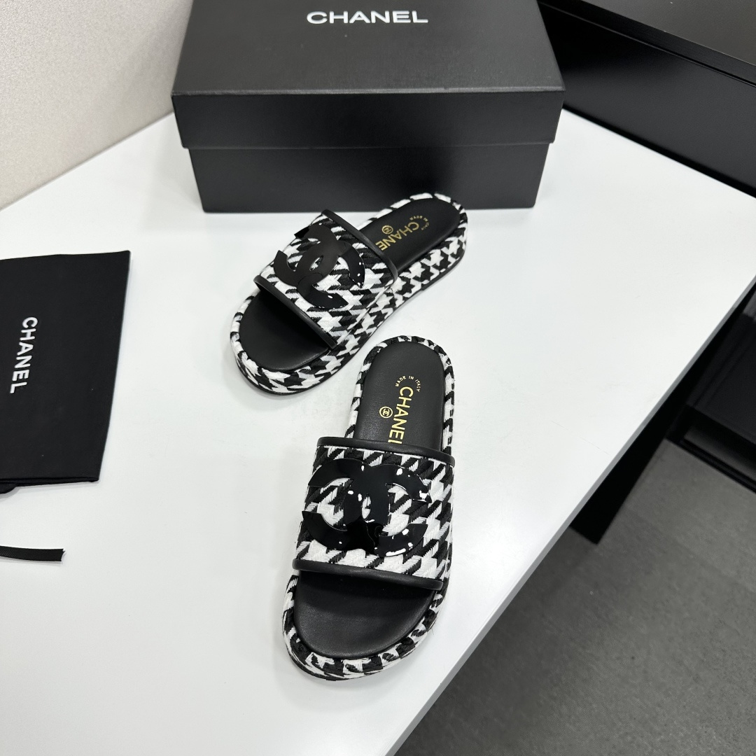 Chanel Women's CC Slide Sandals - Image 9