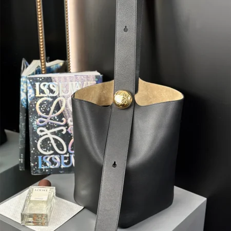 LOEWE Medium Pebble Bucket Bag - Image 3