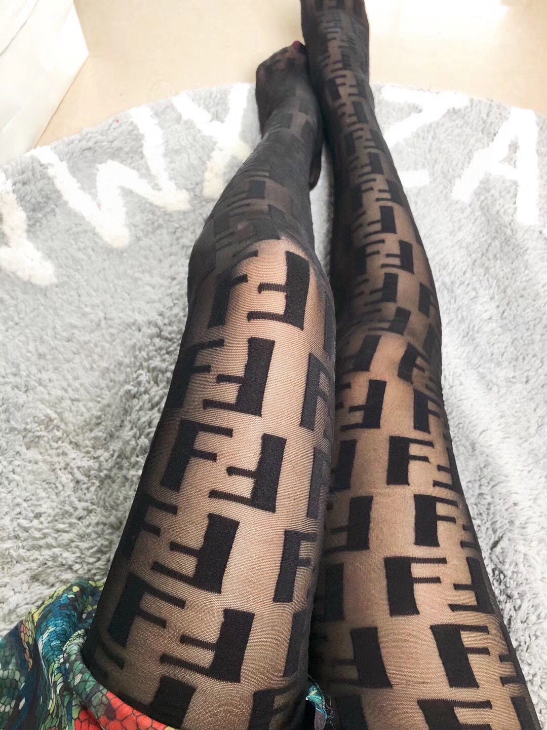 Fendi Velvet-Coated Stockings Sweeping Europe and America - Image 1