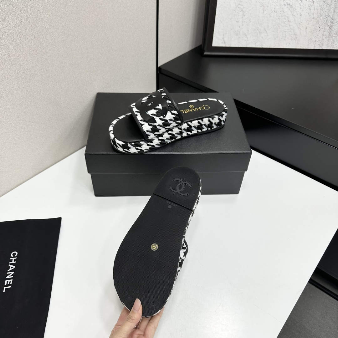 Chanel Women's CC Slide Sandals - Image 8