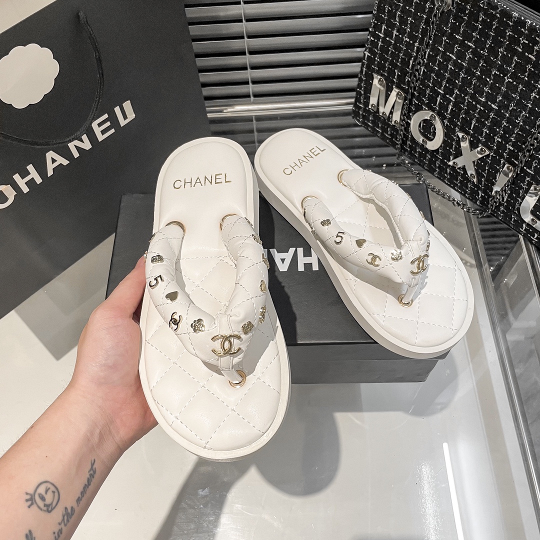 Chanel Interlocking CC Logo Flip-Flops - Image 5