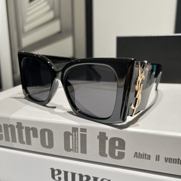 Saint Laurent Fashionable Sunglasses