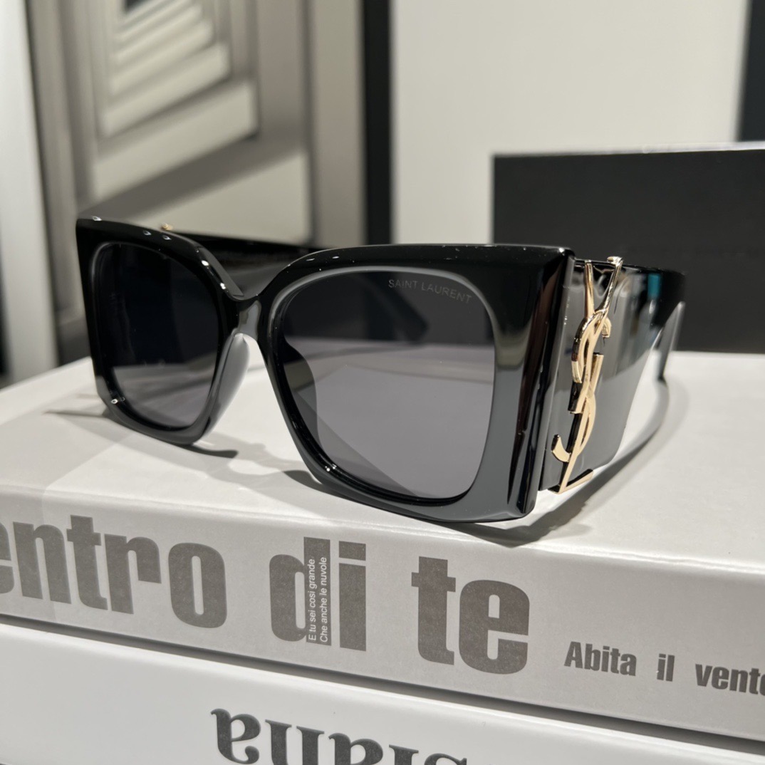 Saint Laurent Fashionable Sunglasses - Image 8