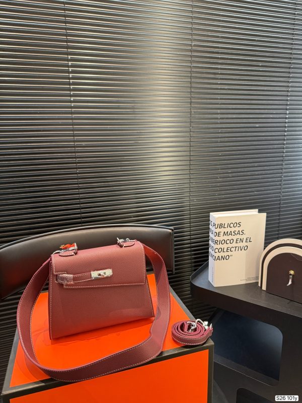 Hermès Kelly Milkshake White with Silver Hardware