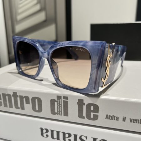 Saint Laurent Fashionable Sunglasses - Image 3