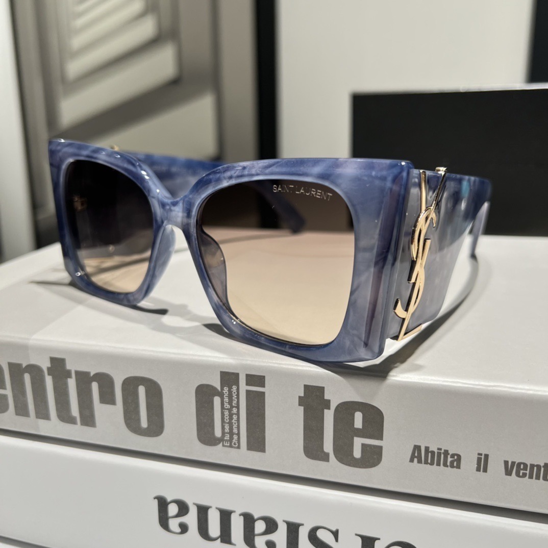 Saint Laurent Fashionable Sunglasses - Image 3