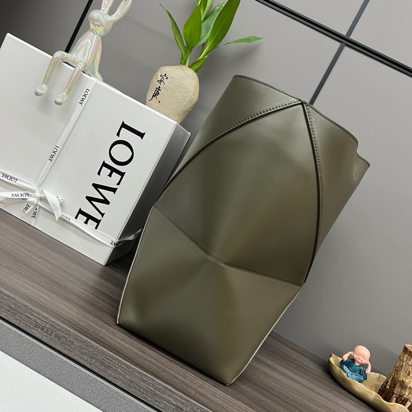 Loewe Puzzle Fold Tote in shiny calfskin Medium Green - Image 4