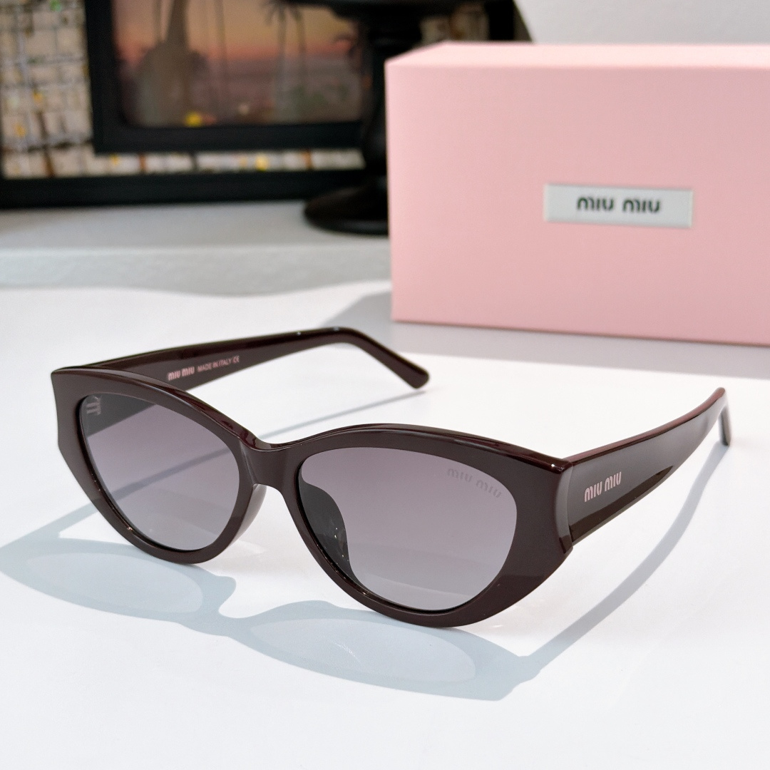 Miu Miu Fashionable Sunglasses - Image 4