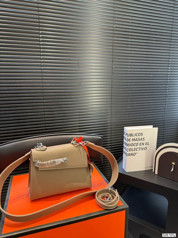 Hermès Kelly Milkshake White with Silver Hardware