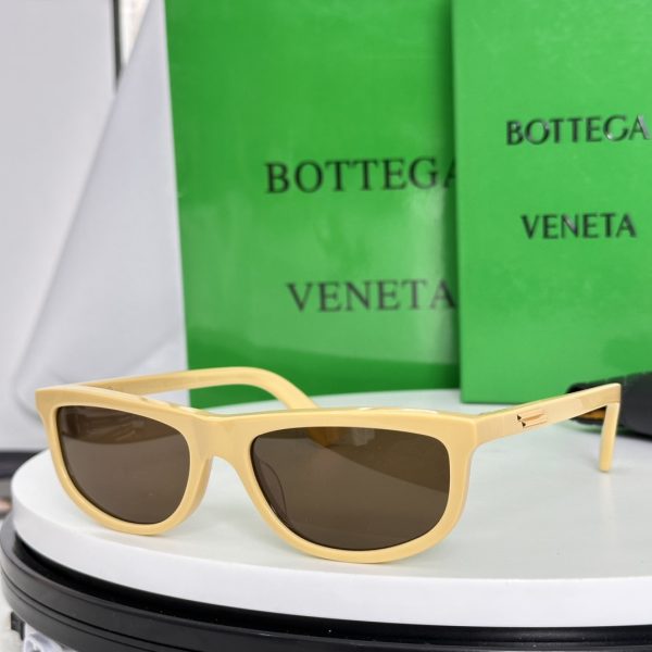 Bottega Veneta Eyewear Bottega Veneta Slim Ribbon Sunglasses in Black/Grey
