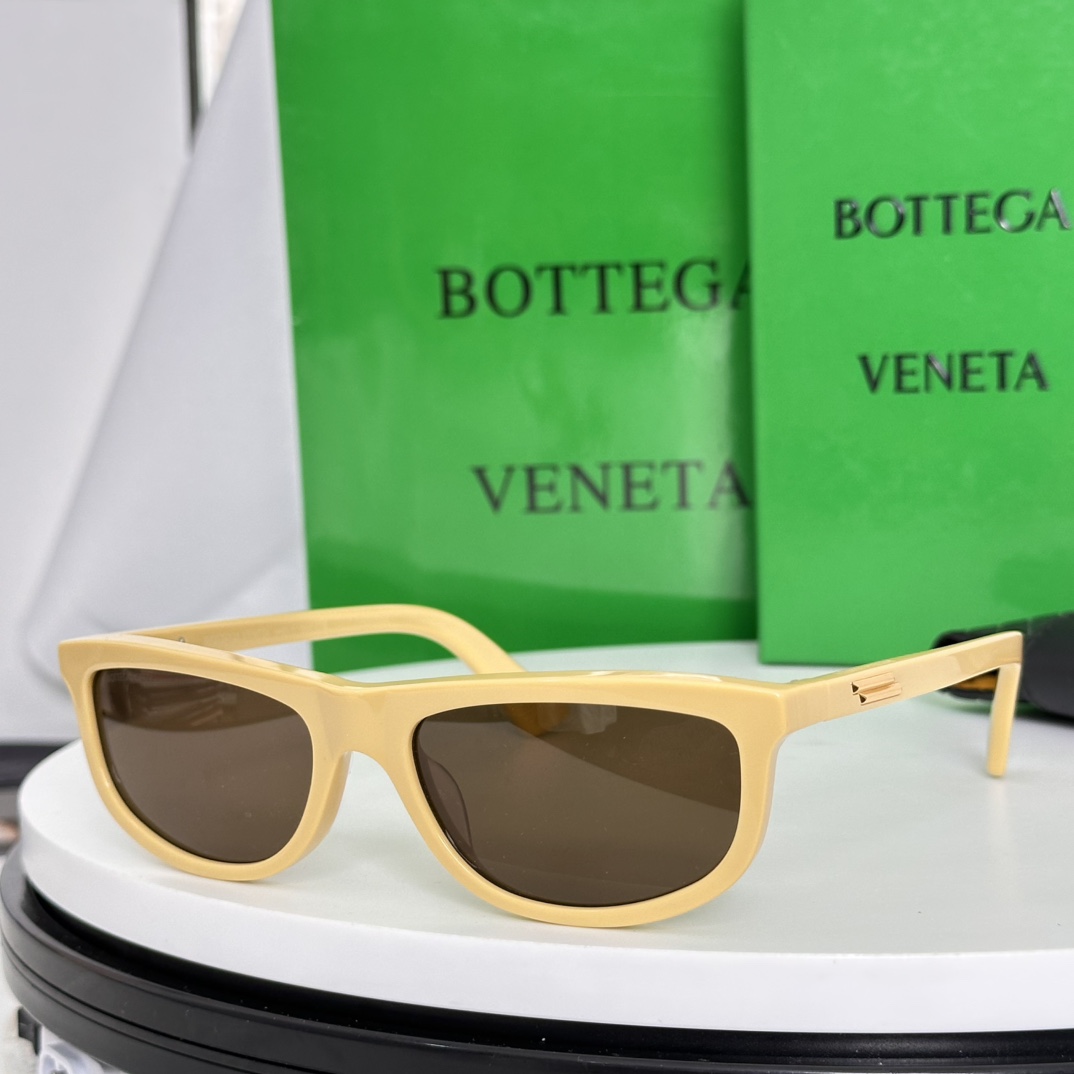 Bottega Veneta Eyewear Bottega Veneta Slim Ribbon Sunglasses in Black/Grey - Image 3