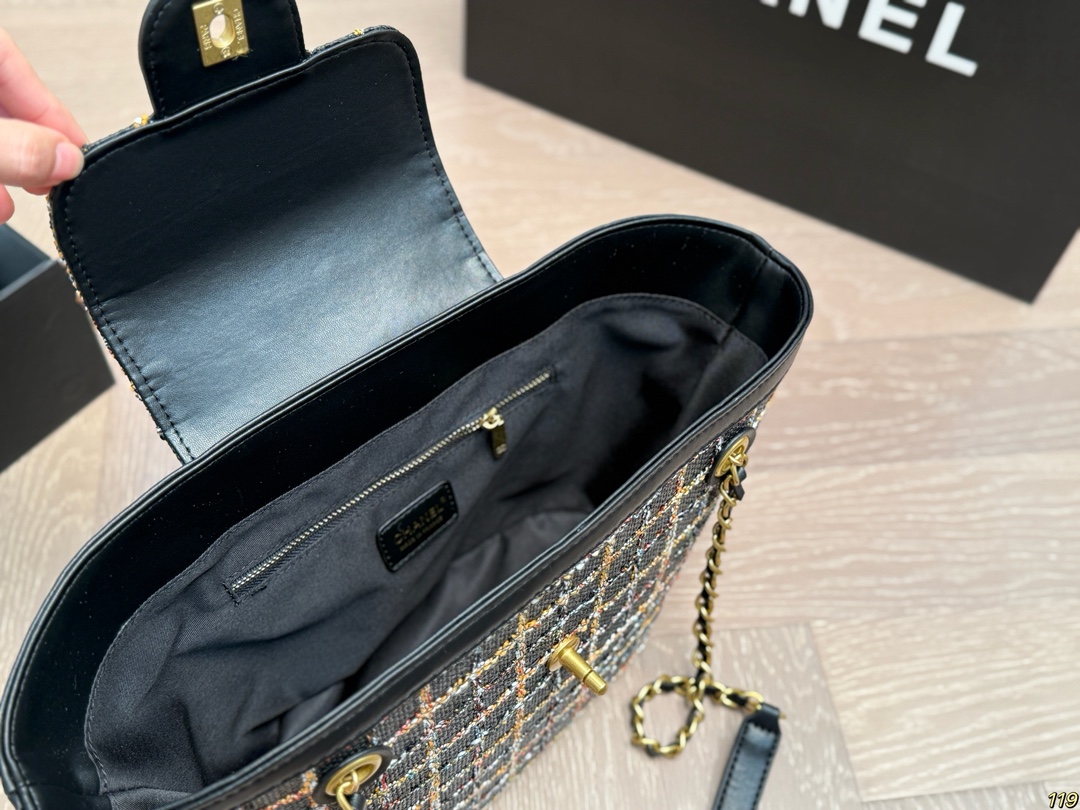 CHANEL Classic Flap Bag - Image 6