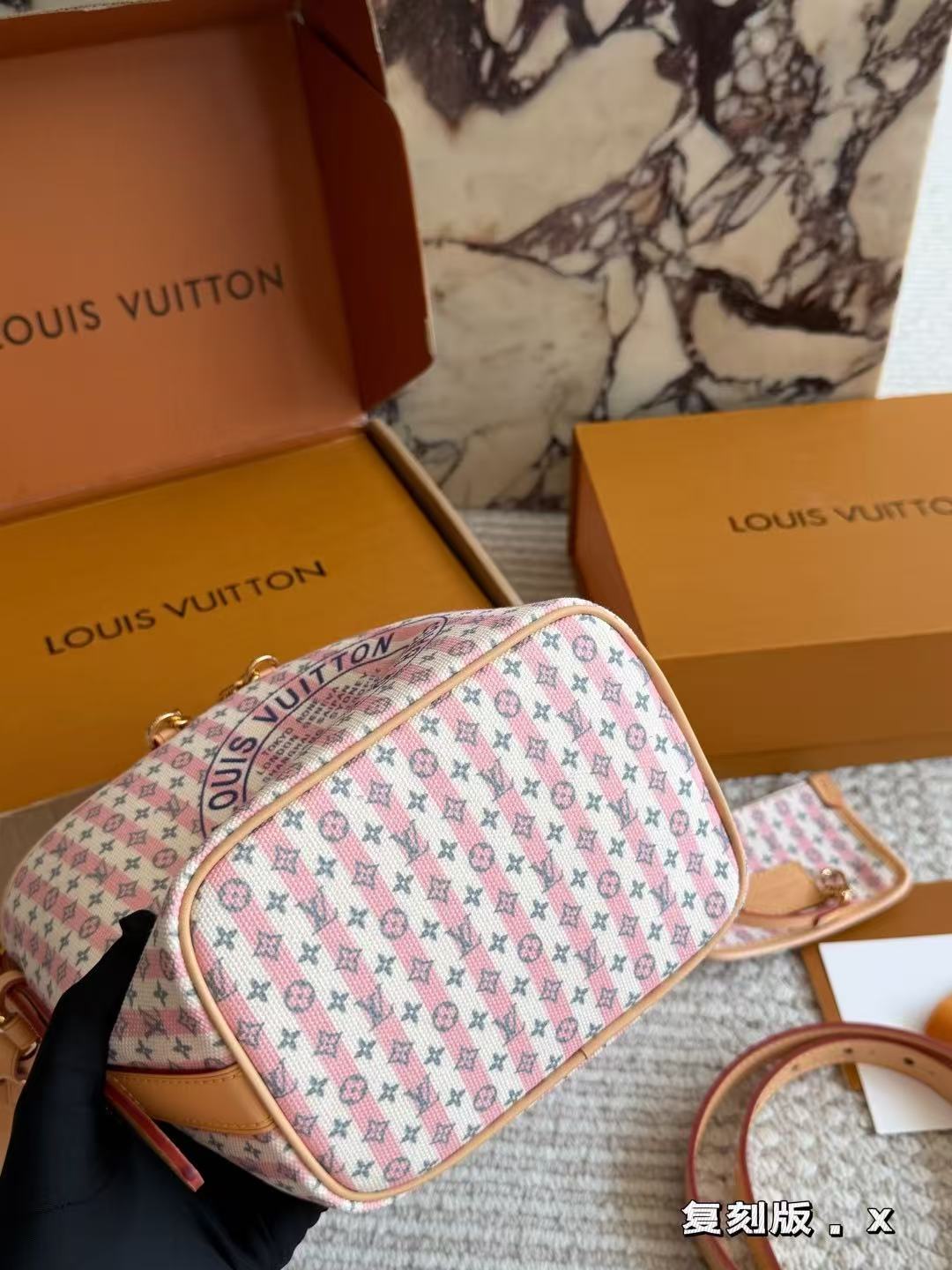 LV Allinbb Bucket Bag - Image 4