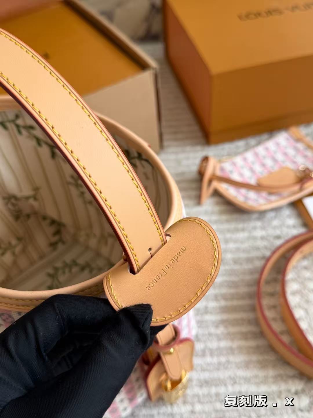 LV Allinbb Bucket Bag - Image 7