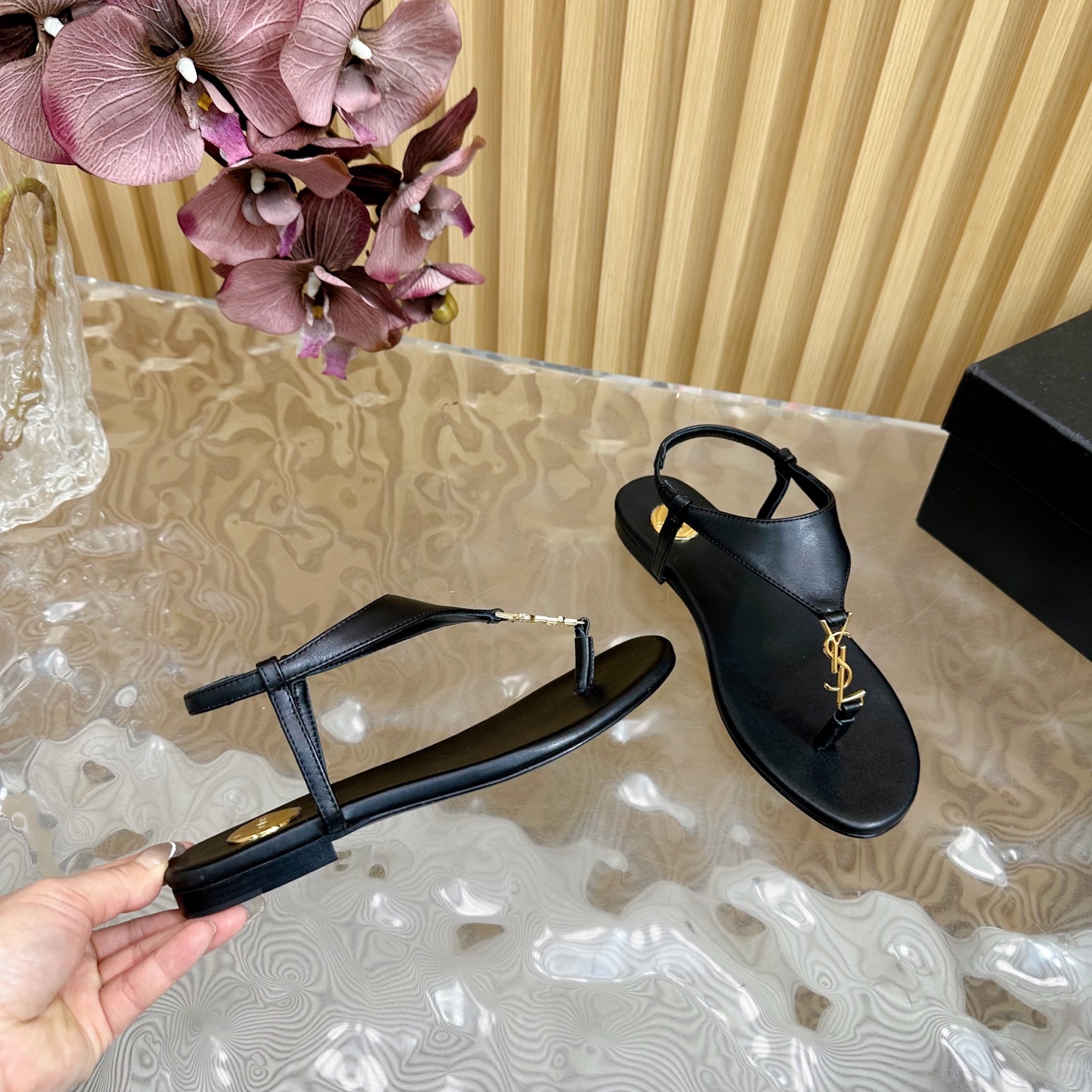 YSL Vitel Vernice Soft Thong Sandals - Image 11