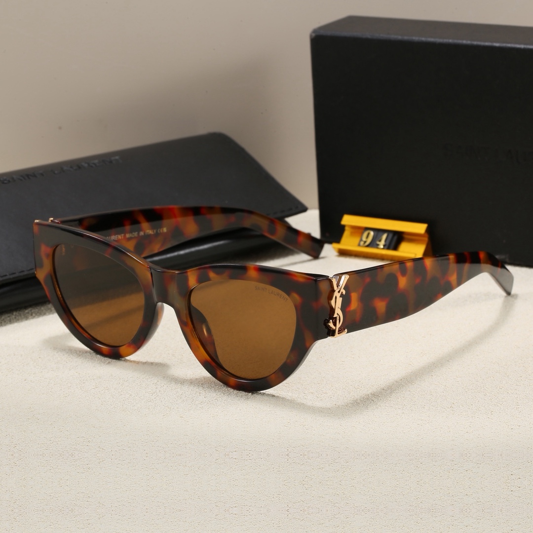 Saint Laurent Fashionable Sunglasses - Image 3