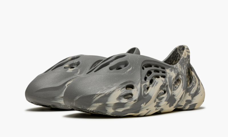 Yeezys Foam RNNR MXT “ Moon Gray" - Image 2