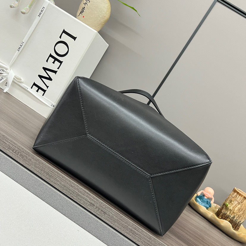 Loewe Puzzle Fold Tote in shiny calfskin Medium Black - Image 4