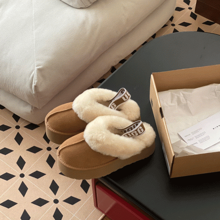 UGG Funkette Slippers - Image 4