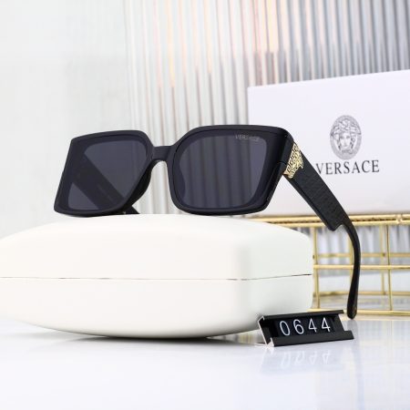 Versace Fashionable Sunglasses - Image 3