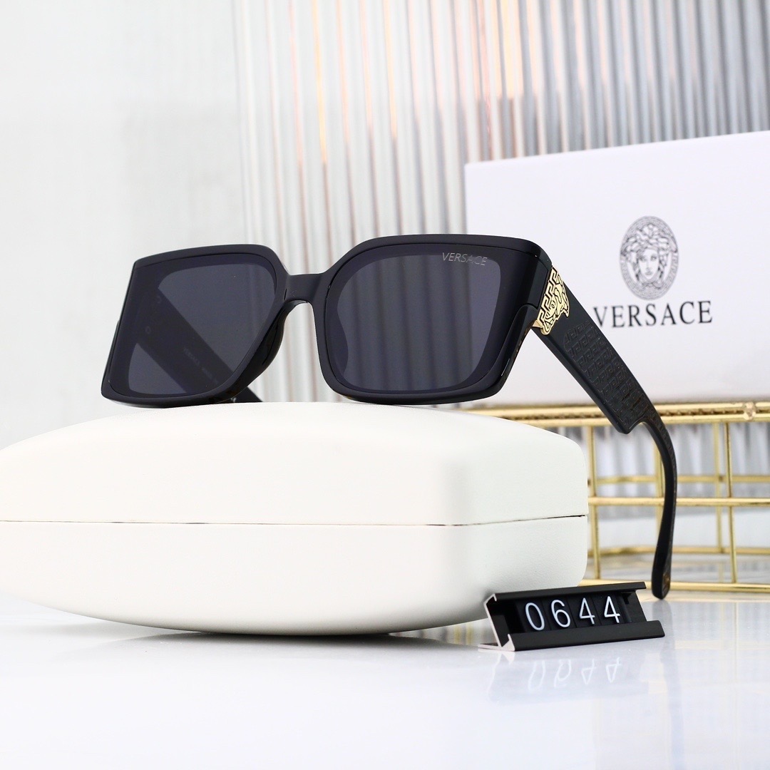 Versace Fashionable Sunglasses - Image 3