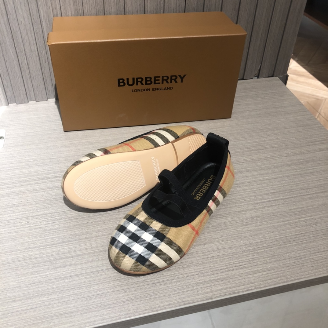 Burberry Children's Shoes - Image 3