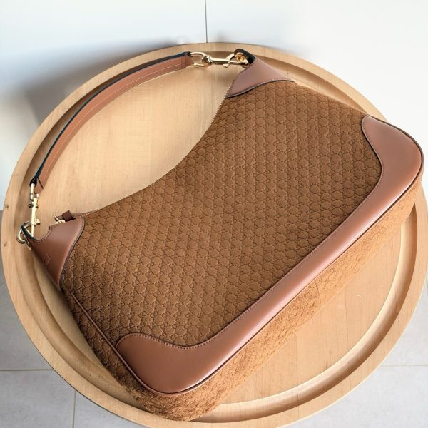 Gucci B medium shoulder bag
