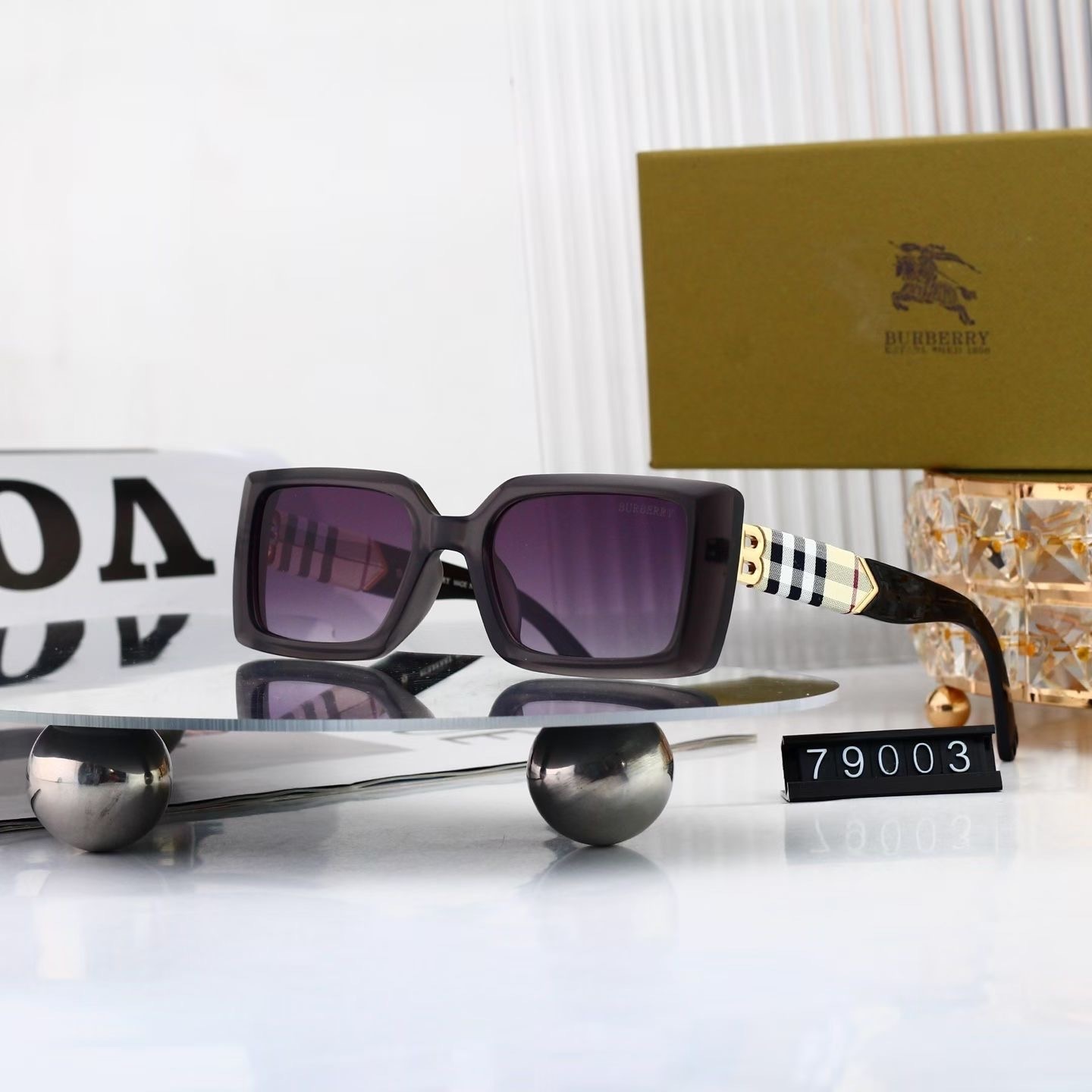 Burberry Fashionable Sunglasses - Image 2