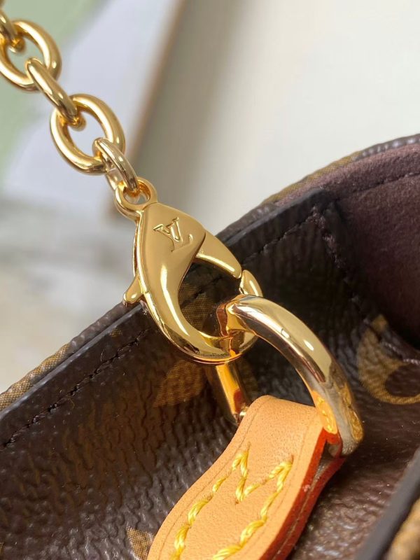 LV Wallet On Chain Lily