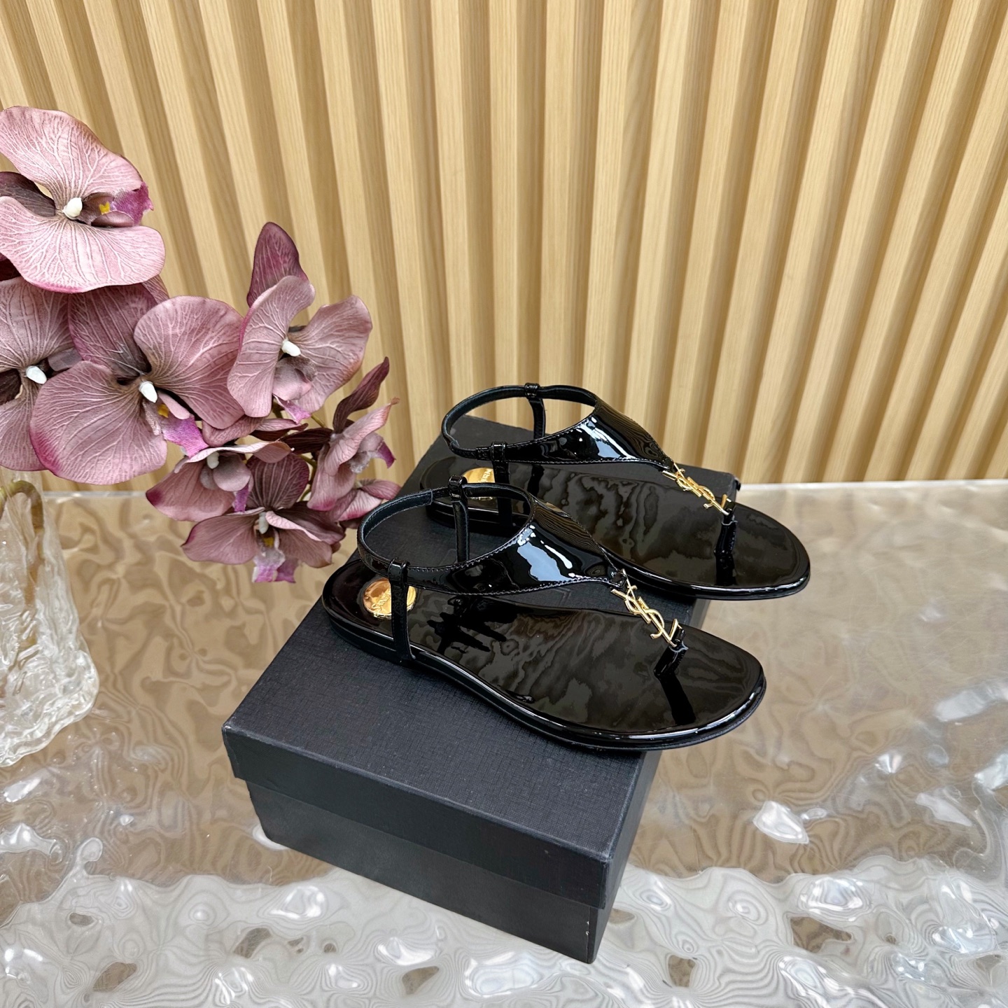 YSL Vitel Vernice Soft Thong Sandals - Image 2