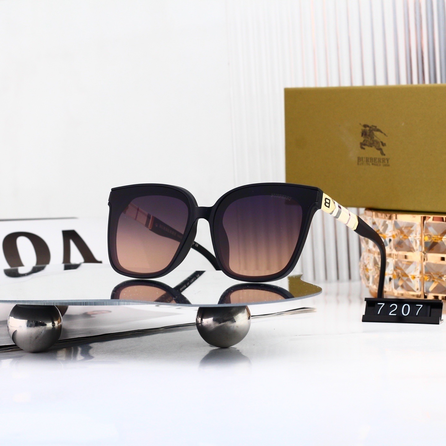 Burberry Fashionable Sunglasses - Image 4
