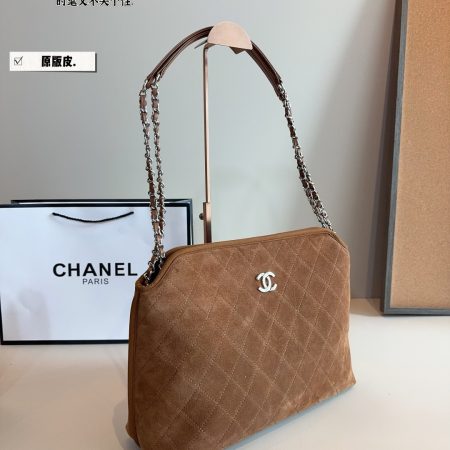 Chanel Large Suede Shoulder Bag - Image 4
