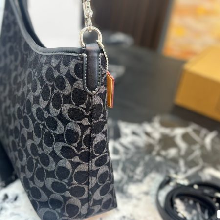 Coach Laurel 19 Tote Bag - Image 4