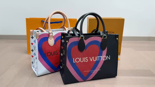 Lv Mom Bag on the go