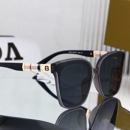 Burberry Fashionable Sunglasses - Image 3
