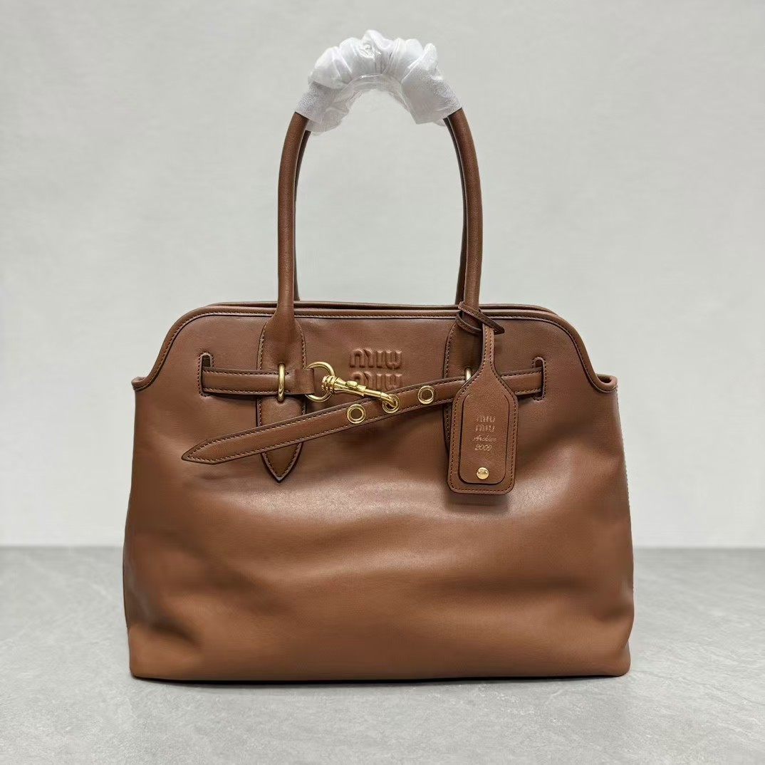 Miu Miu Aventure leather bag - Image 4