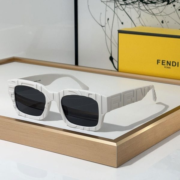 Fendi Full frame Logo Sunglasses Top quality