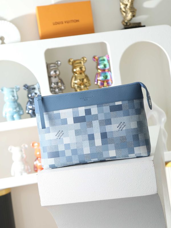 LV Pochete Voyage Souple clutch