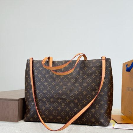 LV's New Tote Bag - Image 7